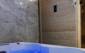 Maison privative SPA Jacuzzi Sauna Salle de jeux